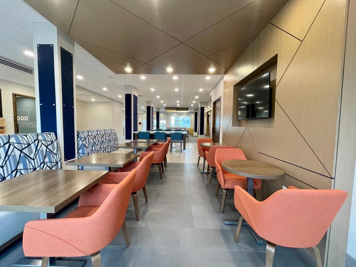 史密斯堡机场智选假日套房酒店 外观 照片
