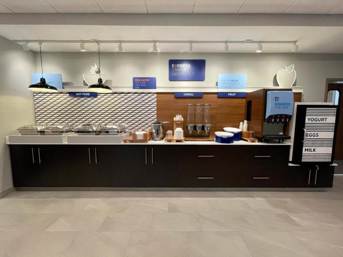 史密斯堡机场智选假日套房酒店 外观 照片
